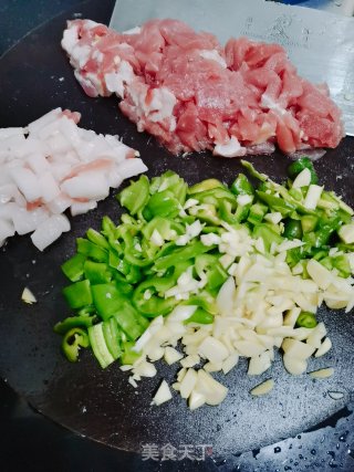 青椒炒圆白菜步骤3