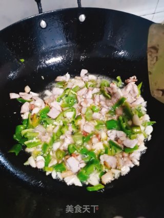 青椒炒圆白菜步骤7