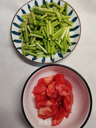西红柿炒蒜苔步骤1