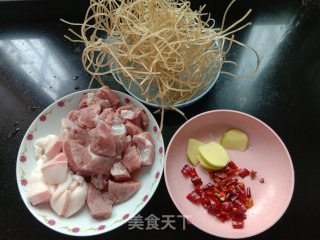 砂锅猪肉炖粉条步骤1