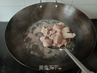 砂锅猪肉炖粉条步骤2