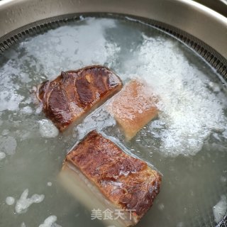 芹菜胡萝卜炒腊肉步骤2