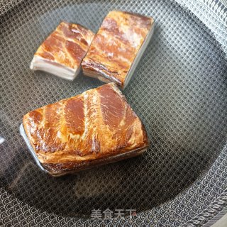 芹菜胡萝卜炒腊肉步骤1