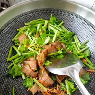 芹菜胡萝卜炒腊肉步骤15