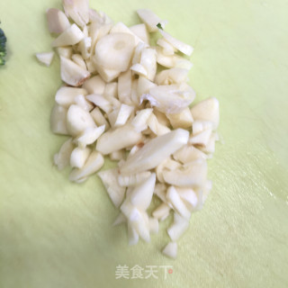 油渣蒜蓉炒西兰花步骤2
