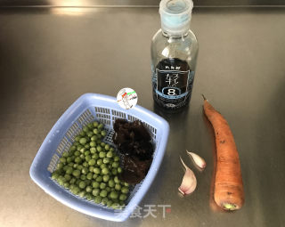豌豆木耳炒胡萝卜步骤1