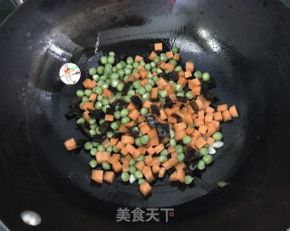 豌豆木耳炒胡萝卜步骤7