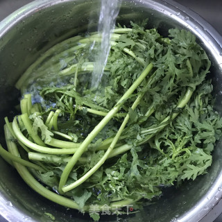 蒜头油炒茼蒿步骤1