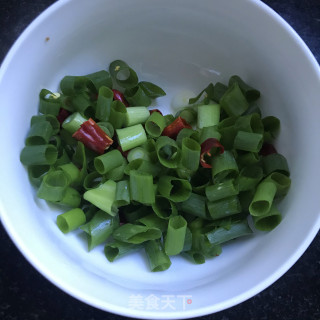 蒜头油炒茼蒿步骤2