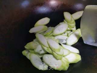 水煮丝瓜步骤1
