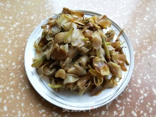腊肉炒栀子花步骤1