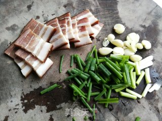 腊肉炒栀子花步骤2