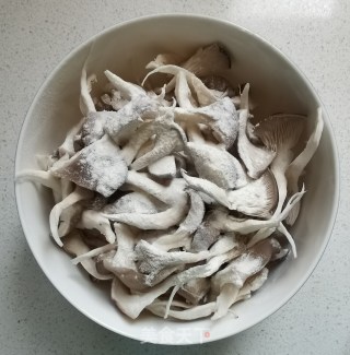 蘑菇炒鸡蛋步骤2