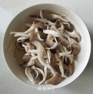 蘑菇炒鸡蛋步骤4