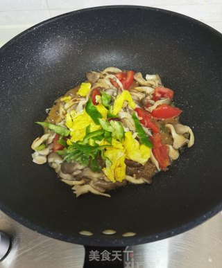 蘑菇炒鸡蛋步骤9