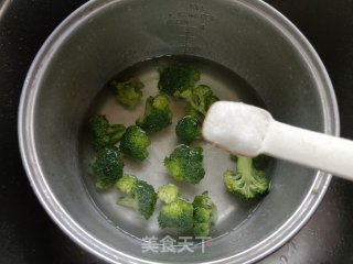 胡萝卜西兰花炒虾仁步骤2