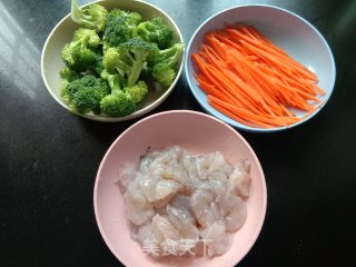 胡萝卜西兰花炒虾仁步骤1