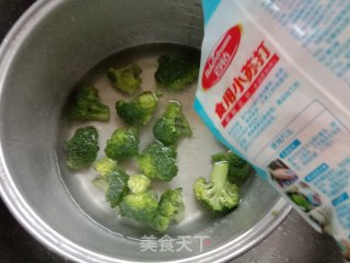 胡萝卜西兰花炒虾仁步骤3