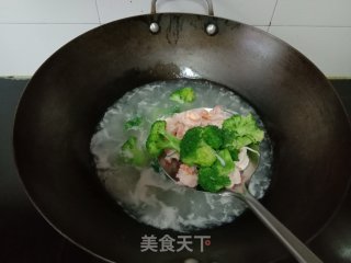 胡萝卜西兰花炒虾仁步骤7