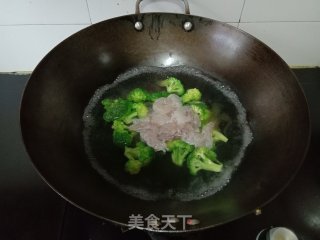 胡萝卜西兰花炒虾仁步骤6