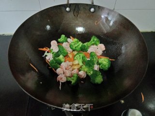 胡萝卜西兰花炒虾仁步骤10