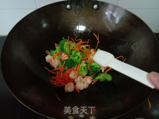 胡萝卜西兰花炒虾仁步骤11