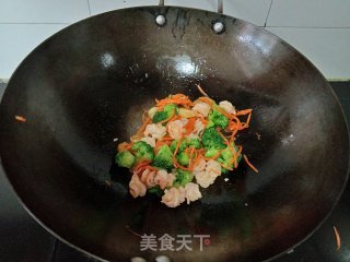 胡萝卜西兰花炒虾仁步骤13