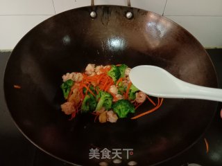 胡萝卜西兰花炒虾仁步骤12