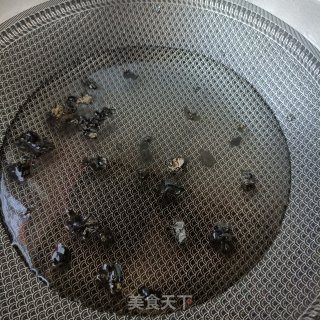 “清淡美食”木耳炒胡萝卜步骤3