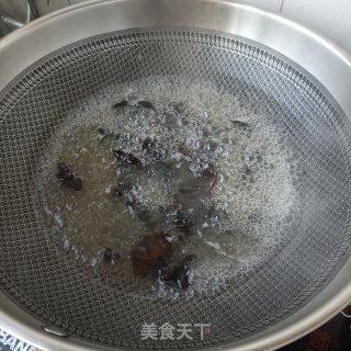 “清淡美食”木耳炒胡萝卜步骤4