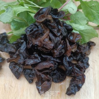 “清淡美食”木耳炒胡萝卜步骤5