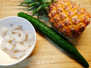 夏天开胃瘦身美食～菠萝炒虾球步骤1