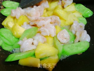 夏天开胃瘦身美食～菠萝炒虾球步骤5