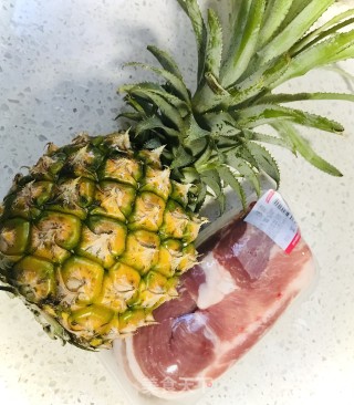 菠萝炒酥肉步骤1