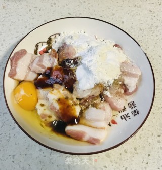 菠萝炒酥肉步骤2