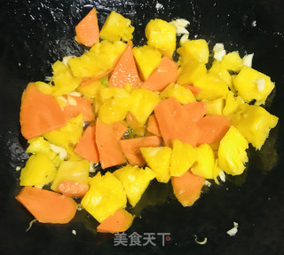 菠萝炒酥肉步骤6