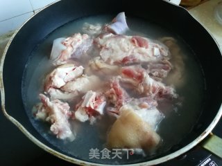 猪脚炖笋干步骤2