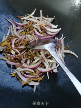 肉丝炒洋葱步骤5