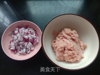 炸奥尔良洋葱肉丸步骤1