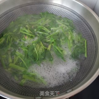 麻辣肠炒菠菜梗步骤6