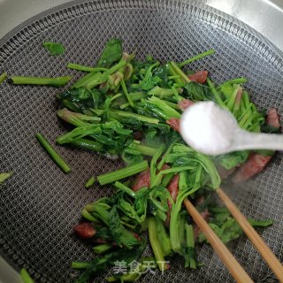 麻辣肠炒菠菜梗步骤10