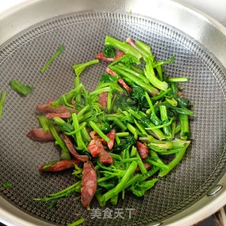 麻辣肠炒菠菜梗步骤11