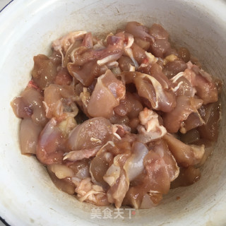 青椒毛豆烧鸡肉步骤1