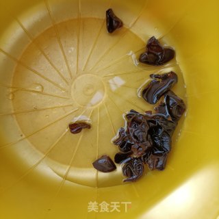 “清淡美食”木耳炒养心菜步骤2