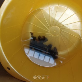 “清淡美食”木耳炒养心菜步骤5