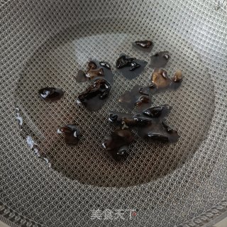“清淡美食”木耳炒养心菜步骤3