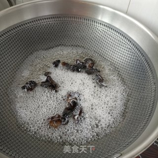 “清淡美食”木耳炒养心菜步骤4