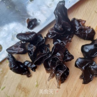 “清淡美食”木耳炒养心菜步骤10