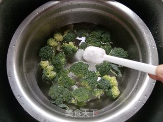西蓝花炒蛋皮步骤1
