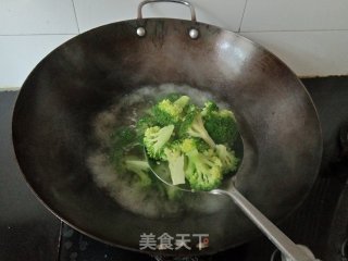 西蓝花炒蛋皮步骤7